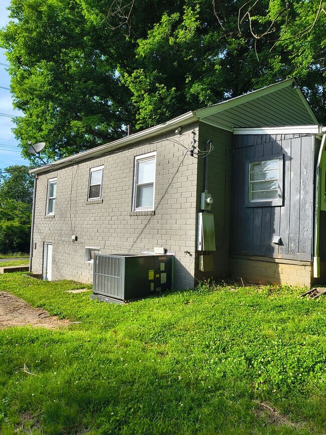 Building Photo - Charming 2br/1ba house near downtown
