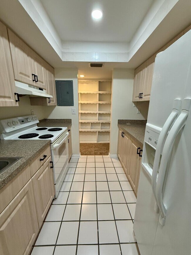 Building Photo - 775 N Village Dr