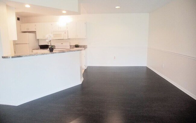 Building Photo - Beautiful 1/1 Wood Floors Condo at The Cre...