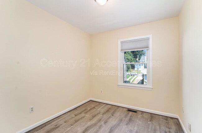 Building Photo - 3009 20th Ct S