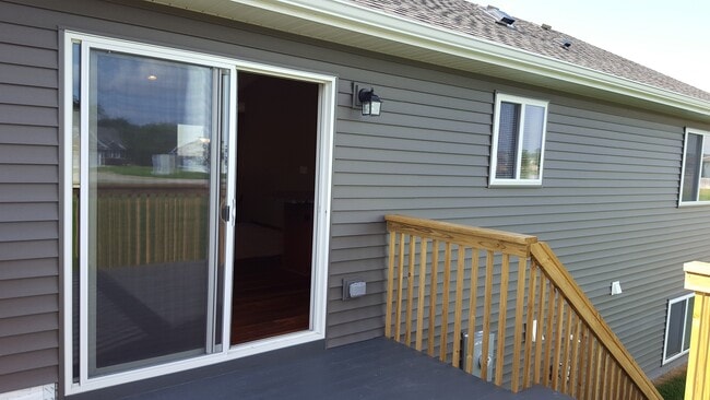 Building Photo - 3984 Stone Point Dr NE