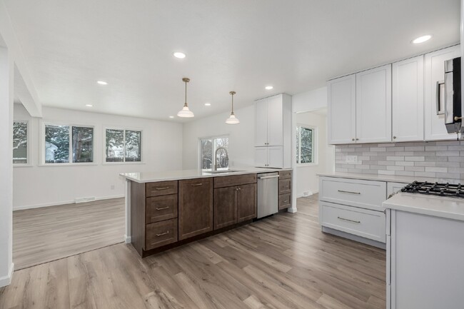 Building Photo - Perfectly remodeled 4 Bed home in Arvada