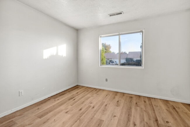 Building Photo - Tri-Plex for Rent