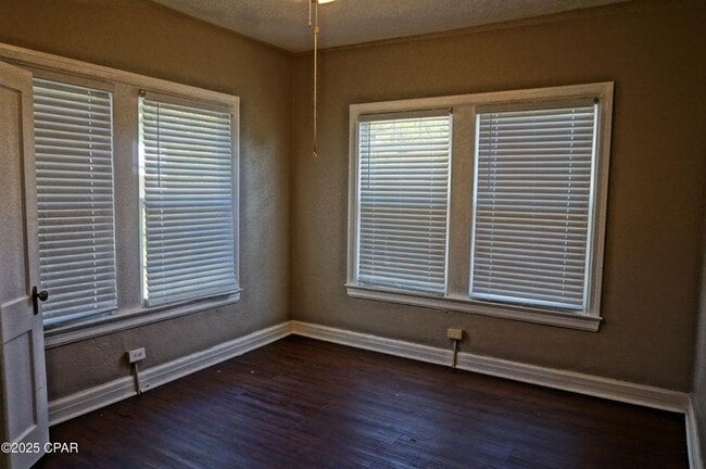 Building Photo - Beautiful 3/1 with Hardwood Floors in Marianna