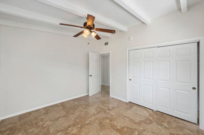 Building Photo - Updated Duplex with Large Yard!