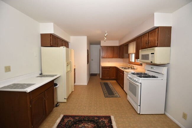 Building Photo - Mishawaka- 3 bedroom Country living near the Main Street Shopping and Edison Lakes business distr...