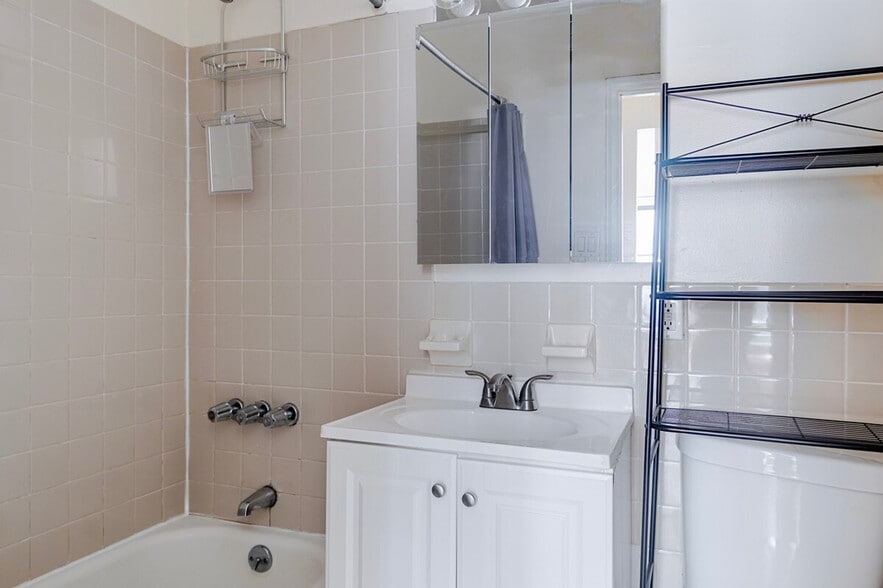 Building Photo - 318 E 80th St