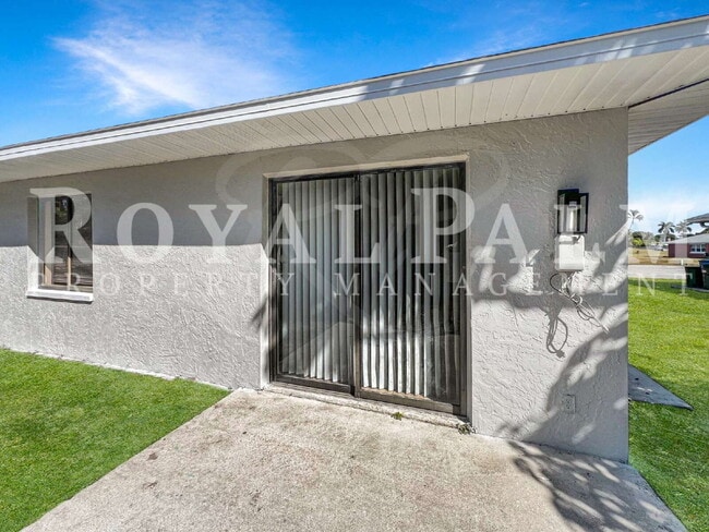 Building Photo - Start Fresh in Fort Myers Before the Ball Drops  – Renovated 3BR/2BA Duplex Sleighing with an Ope...