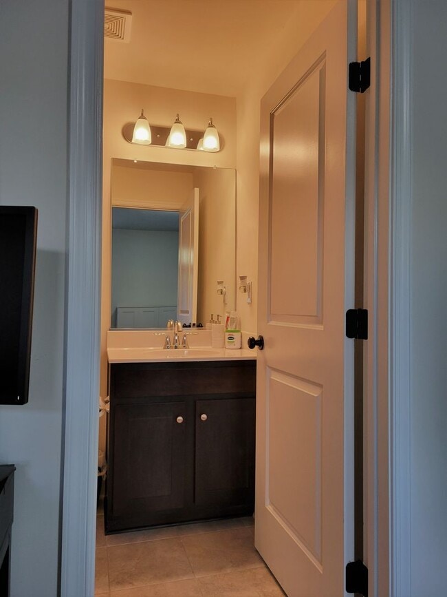 Building Photo - Stunning 4 bedroom 3.5 bath townhome locat...