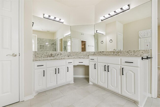 Building Photo - 11918 Mariposa Canyon Dr