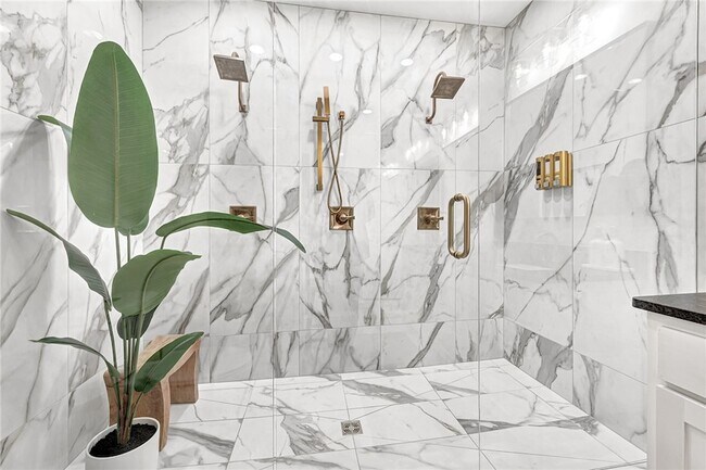 Building Photo - 1433 S Duncan Ave