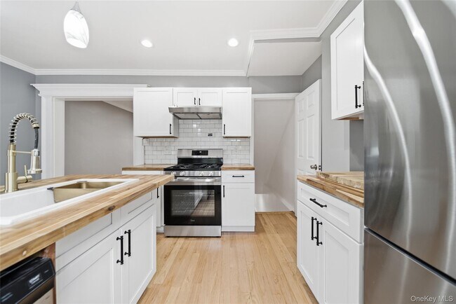 Building Photo - 157-49 9th Ave