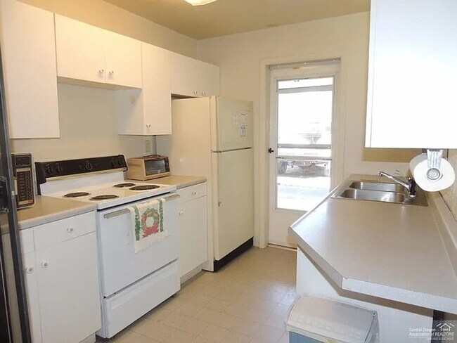 Building Photo - Adorable Cabin on the River