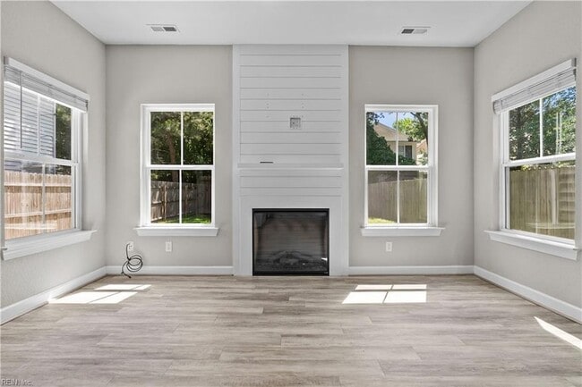 Building Photo - 104 S Palm Ave