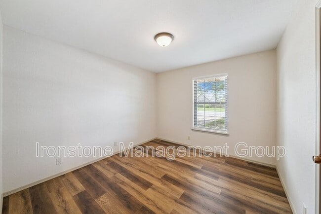 Building Photo - 8405 S Kalanchoe Ave