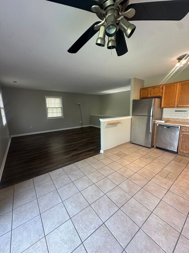 Building Photo - Cozy 2 Bedroom Condo