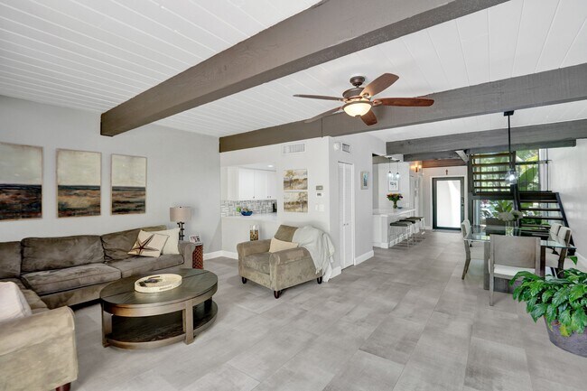 Building Photo - 700 E Coco Plum Cir