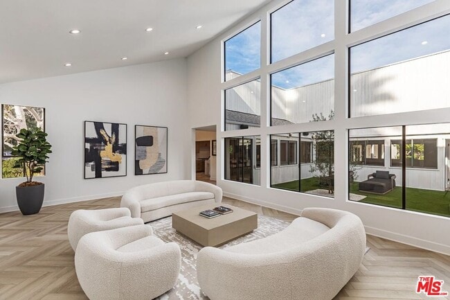 Building Photo - 624 N Beverly Dr