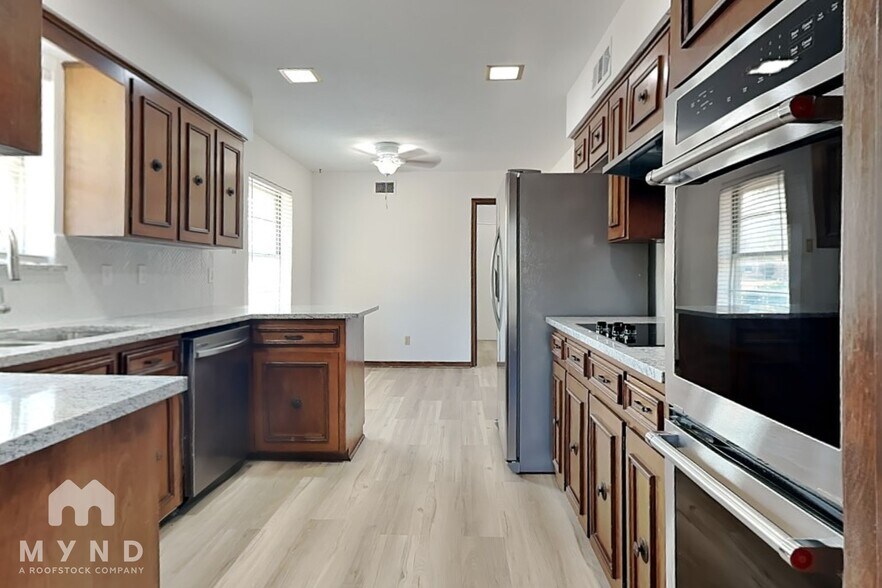 Building Photo - 810 Bradfield Dr