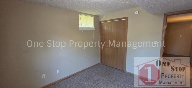 Building Photo - 3 Bedroom 2 Bathroom Duplex with 1 car garage in KCMO