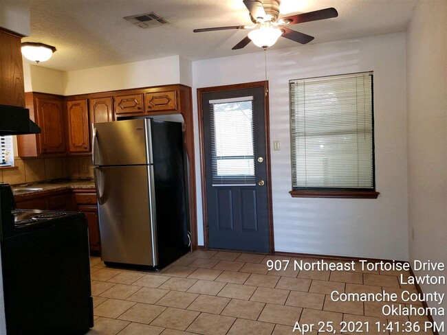 Building Photo - 907 NE Tortoise Dr