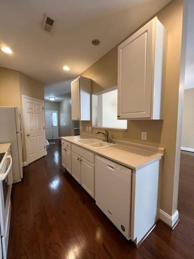 Building Photo - Two  Bedroom Two Bath