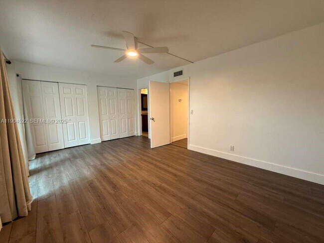 Building Photo - 23 N Valencia Dr