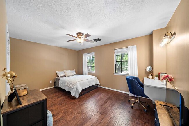 Building Photo - 13002 Golden Rainbow Dr