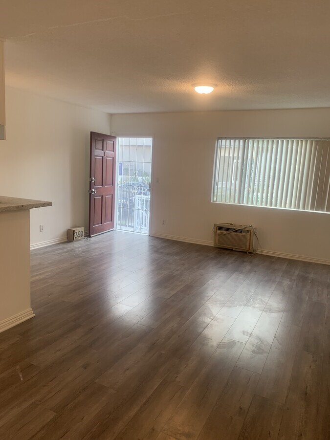 Living room - 1812 Mariposa Ave