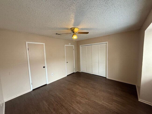 Building Photo - 2 bedroom 2 bath town home in a gated community