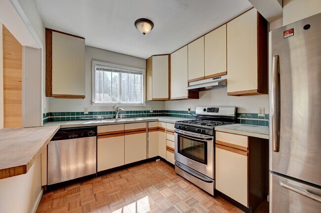 Building Photo - $1,750.00 - 2 Bedrooms, 1 Bathroom, Single...
