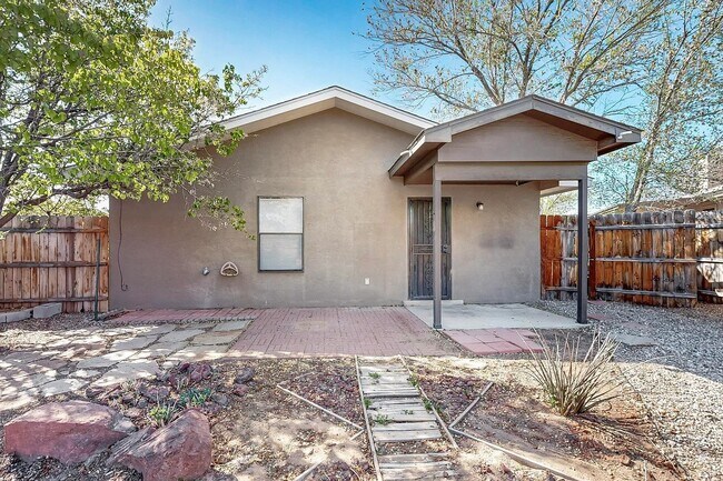 Building Photo - 699 Lakeview Cir SE