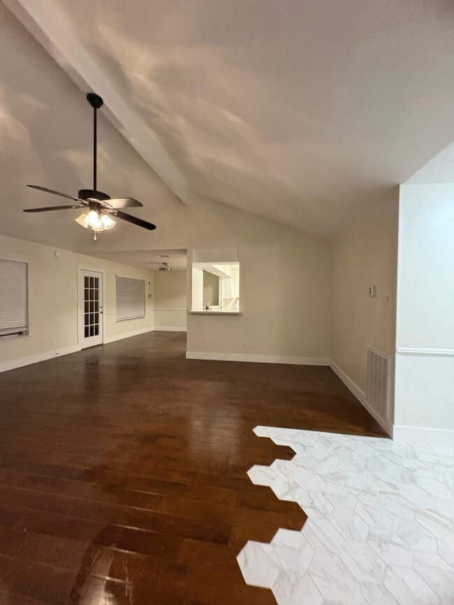 Building Photo - 2026 Briar Ridge Dr