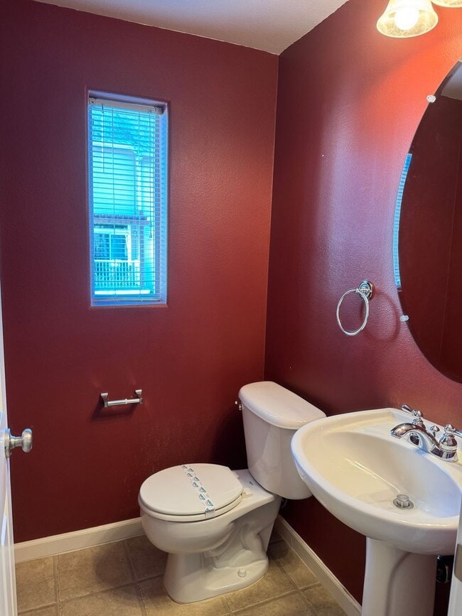 Building Photo - Stylish 2br/2.5ba Townhome with garage and AC in great Beaverton location