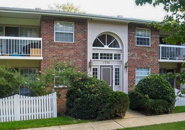 Primary Photo - Spacious, 2 Bed 1 Bath Condo In Fantastic Mclean Chase Location – Minutes To Tysons