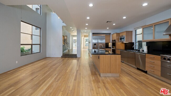 Building Photo - 143 Union Jack Mall