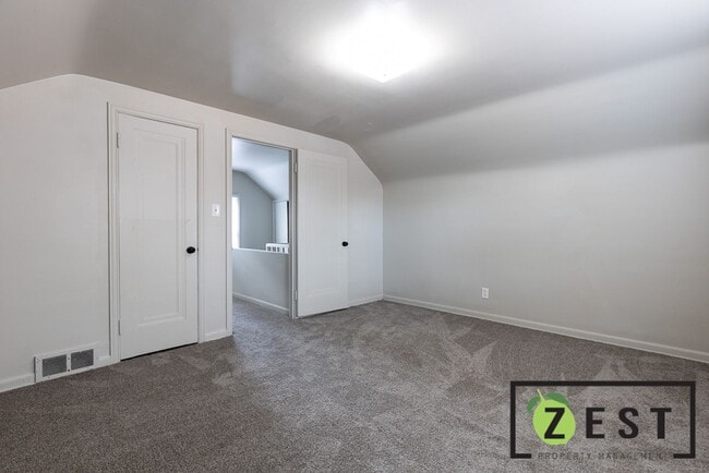 Building Photo - Amazing 3 bed 1 bath Home