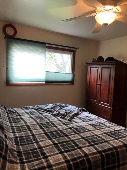Main Bedroom - 5202 Schofield St