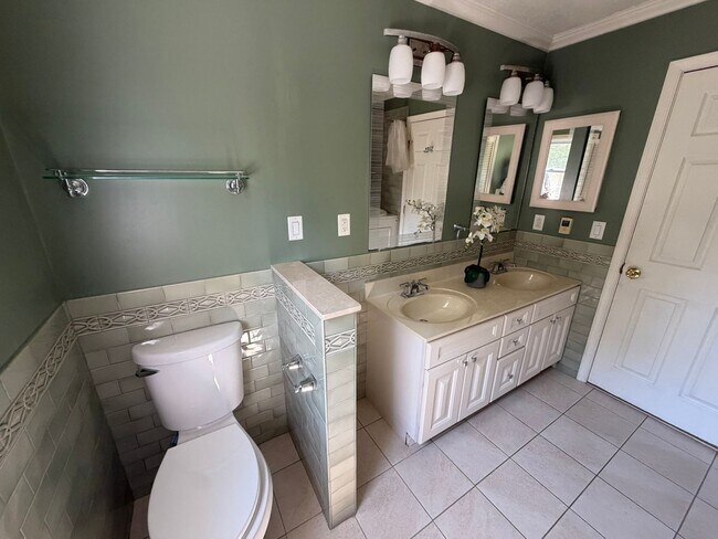 Building Photo - 4BR Colonial with Garage and Large Lot