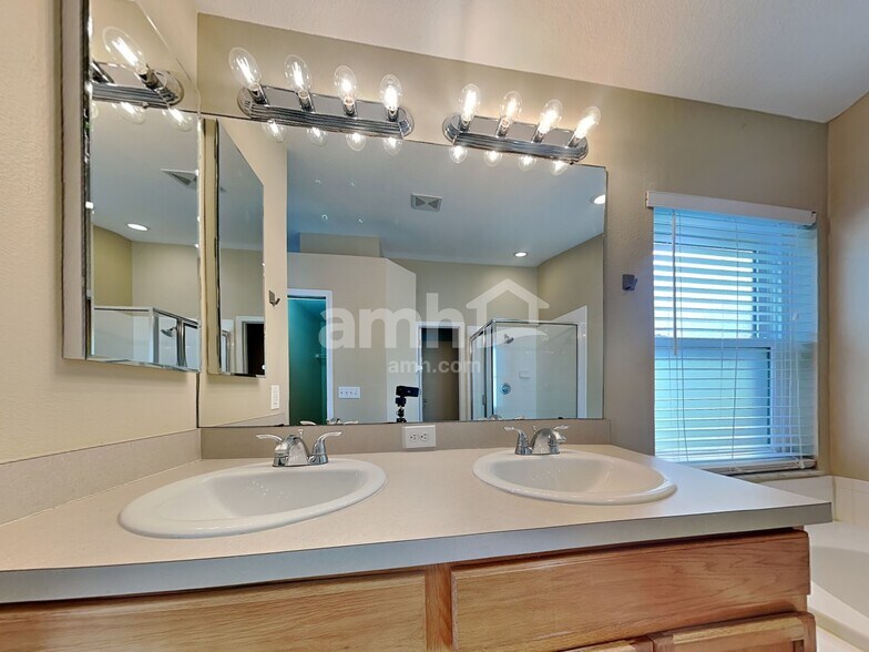 Building Photo - 4214 Hartford Lake Dr