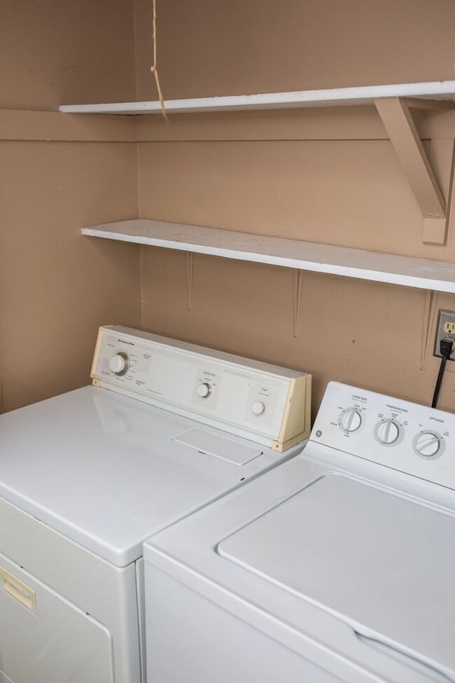Building Photo - Nice 2 Bedroom Townhome in Lakewood
