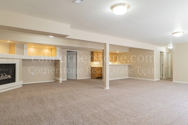 Building Photo - 3305 Hollycrest Dr