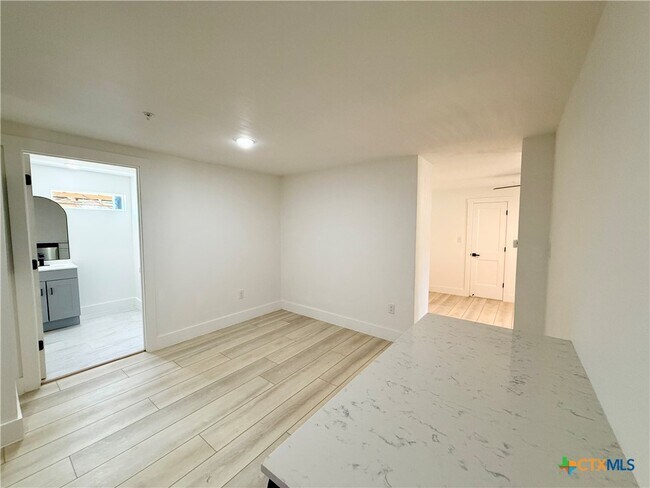 Building Photo - 2204 W San Antonio St