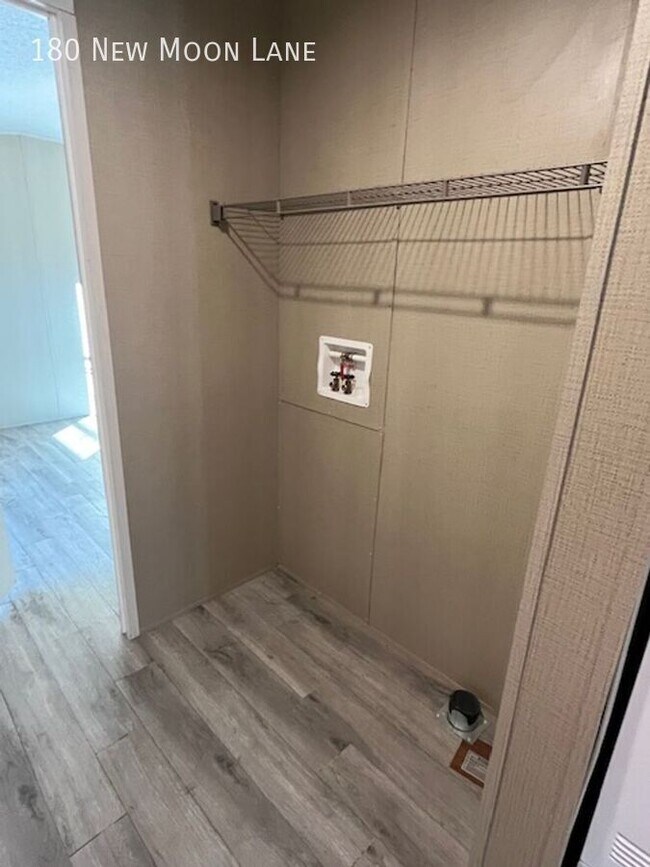 Building Photo - 180 New Moon Ln