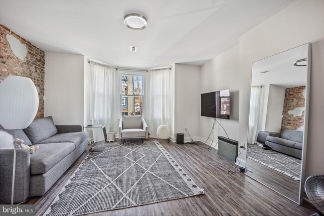 Building Photo - 306 E Front St