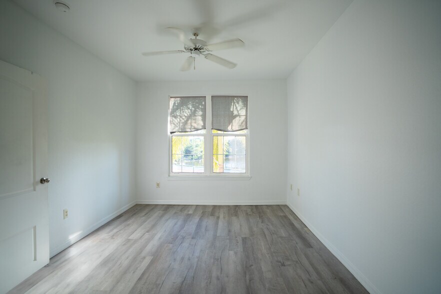 Building Photo - 4142 Central Sarasota Pky