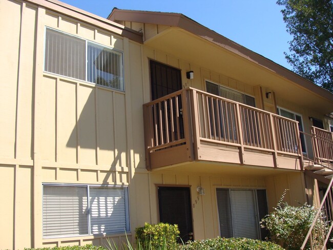 Building Photo - 3 Bedroom 2 Bath Condo Available Now!