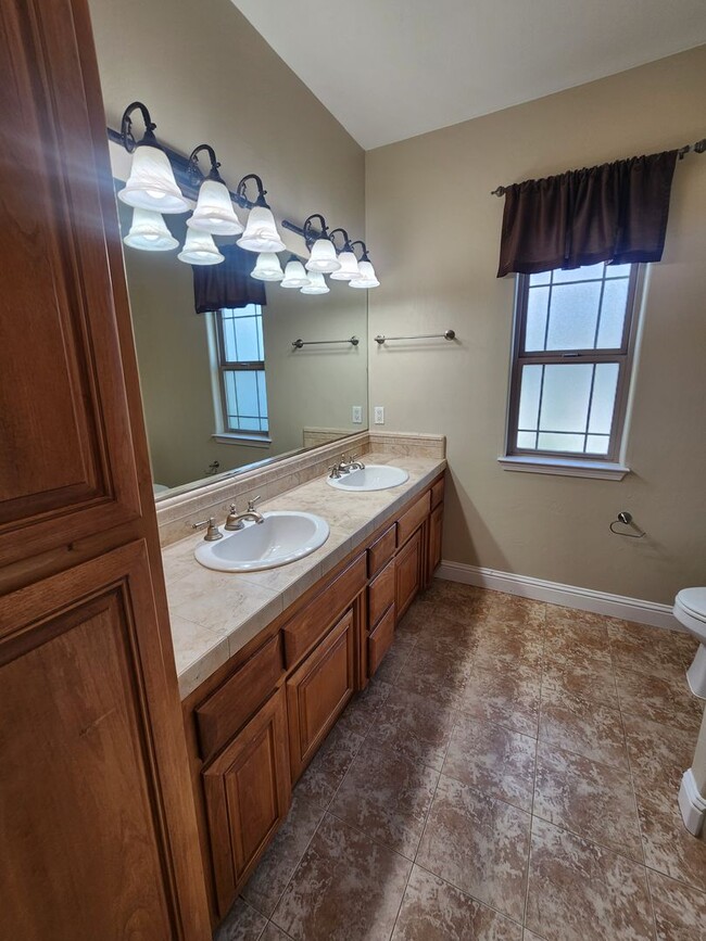 Building Photo - Gorgeous and Spacious 4 Bedroom Home