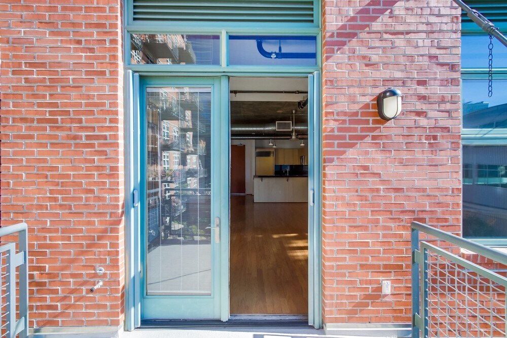 Building Photo - 877 Island Ave