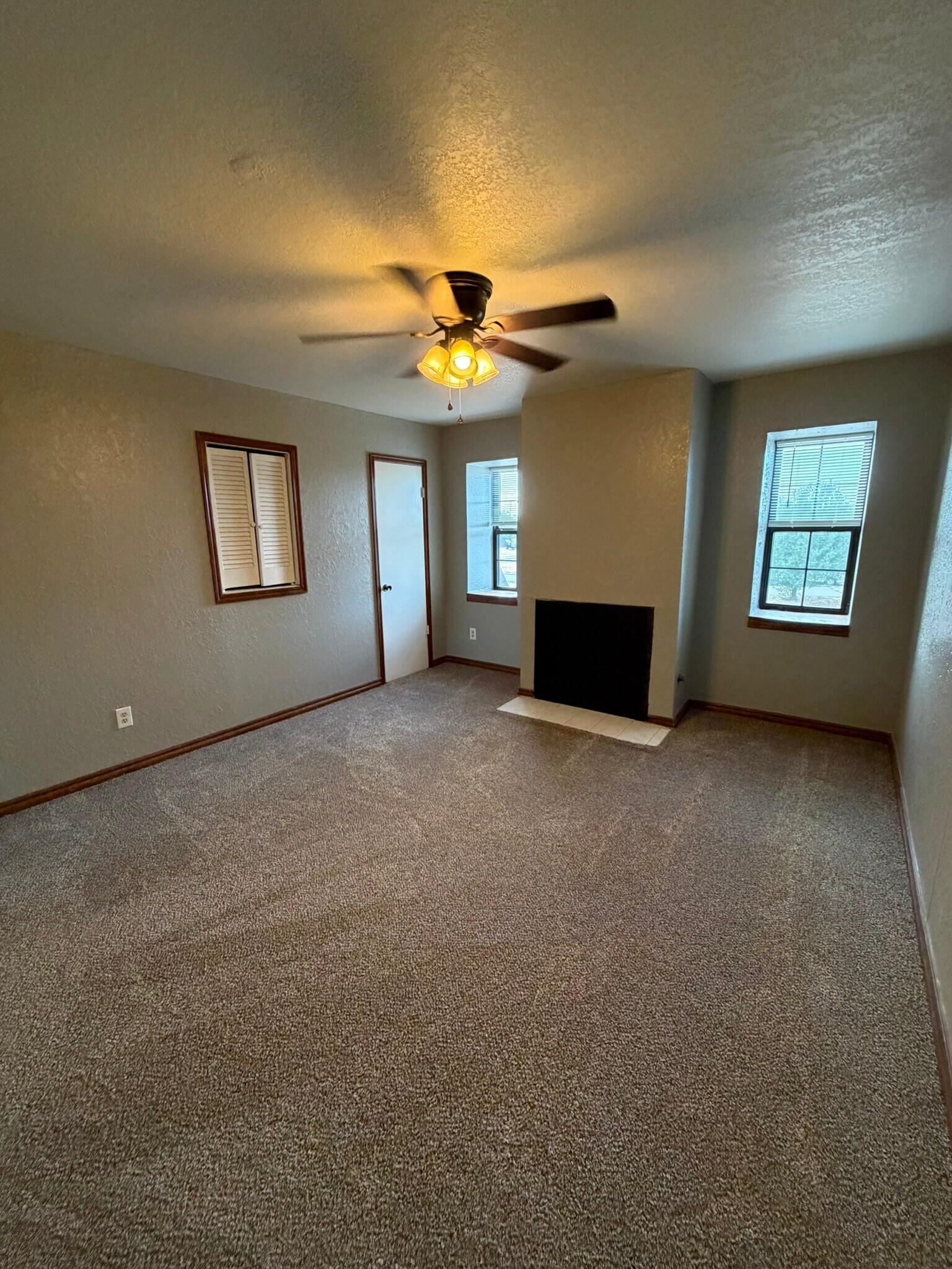 Building Photo - 2125 Beaumont Dr
